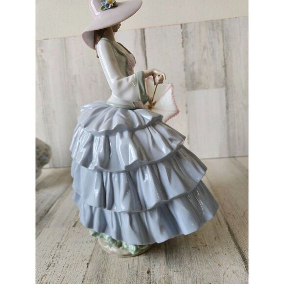 Lladro 6542 stroll in sun parasol RARE umbrella girl Victorian dress flower bonn - Picture 7 of 9
